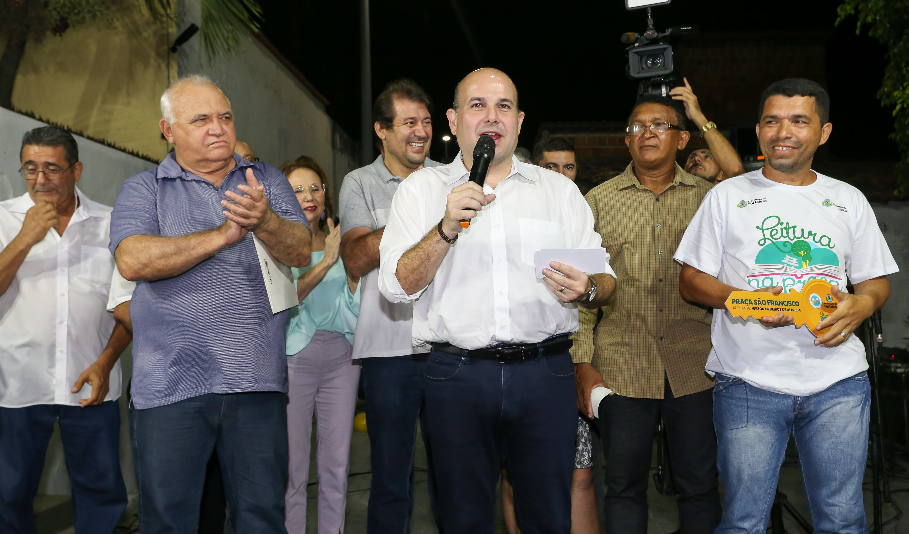 várias pessoas num palco